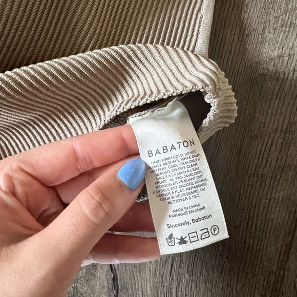 Aritzia Babaton - Sculpt Knit Muscle Cropped Tank - Fluent Taupe - Small - Picture 7 of 14